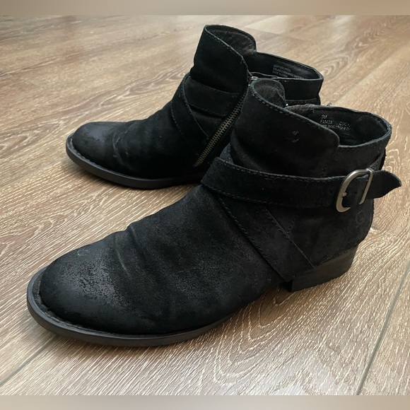 LADIES BORN DISTRESSED LEATHER ANKLE BOOTS - SIZE 9, BLACK. - Picture 3 of 7